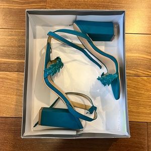 Toe strap block heals